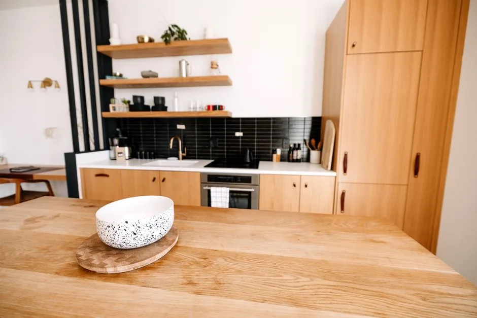 Detail einer U-Form-Ecke mit aufeinandertreffenden Schranktüren